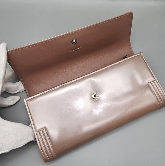 🩷CHANEL Rose Gold Quilted Patent Leather Wallet/Clutch🩷 - Picture 4 of 17